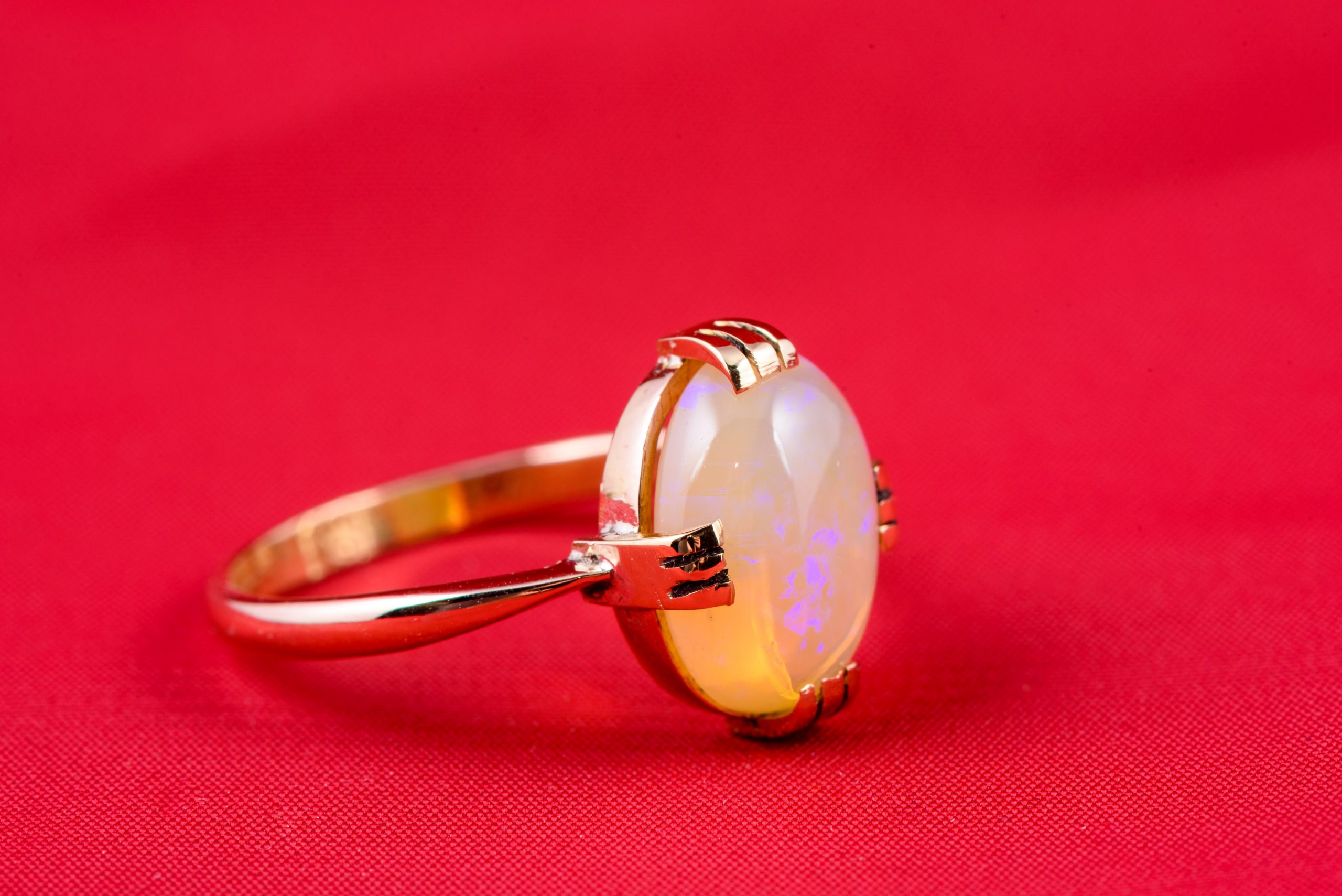 Ring in gold 18k set with an opal. Circa : 1890 . Price : 900 euros.