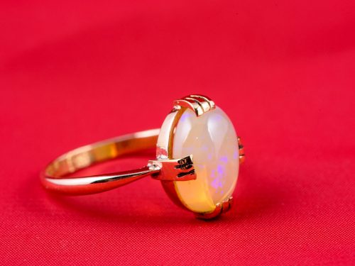 Ring in gold 18k set with an opal. Circa : 1890 . Price : 900 euros.