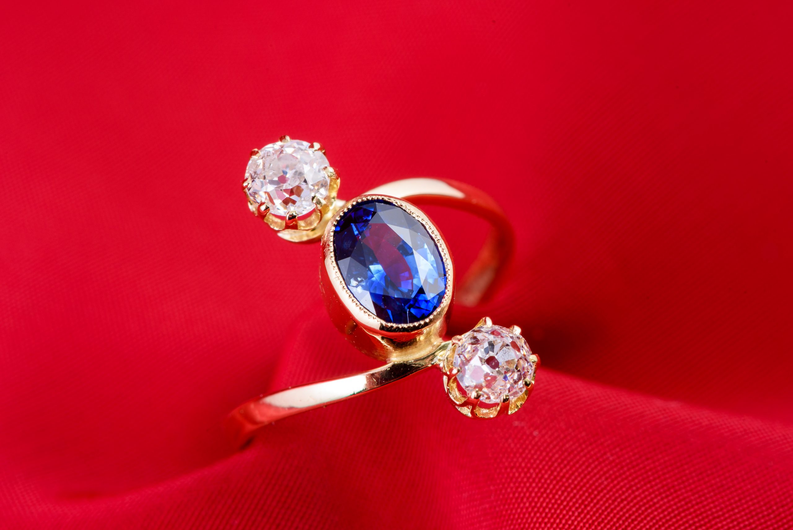 Ring in gold 18k set with a sapphire  0,97ct and two brillant cut diamond.Circa : 1900