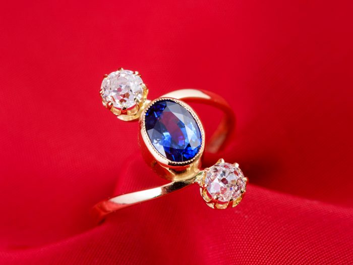 Ring in gold 18k set with a sapphire  0,97ct and two brillant cut diamond.Circa : 1900