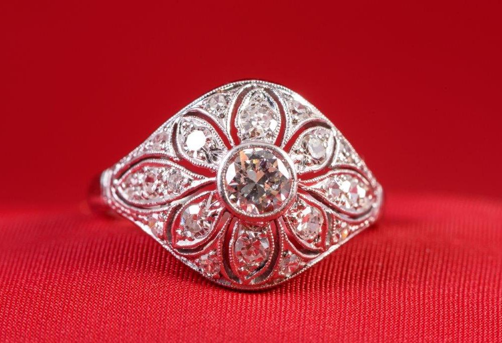 Elégante bague "Art Deco" brillant "taille ancienne" 0,92 carat 26 diamants "taille 8/8" 0,52 carat . Epoque : 1925 .