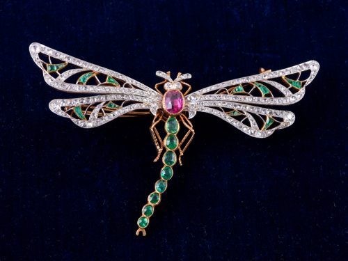 Rare broche « trembleuse » papillon en or jaune et platine 184 diamants , émeraudes et rubis . Début XXème.
