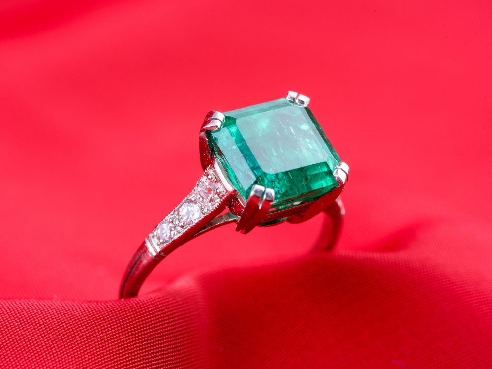 Nice ring in platinum st with an emerald 3,70 cts and 8 diamonds . Circa : 1925