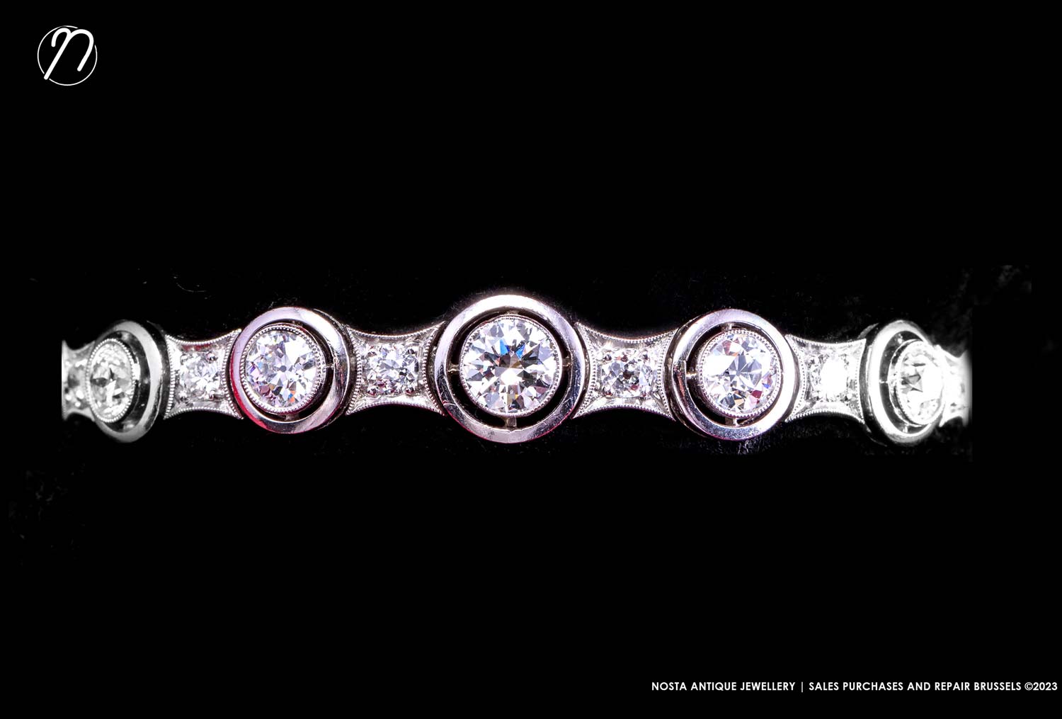 Bracelet en platine "Art Déco" serti de 33 brillants "taille ancienne".