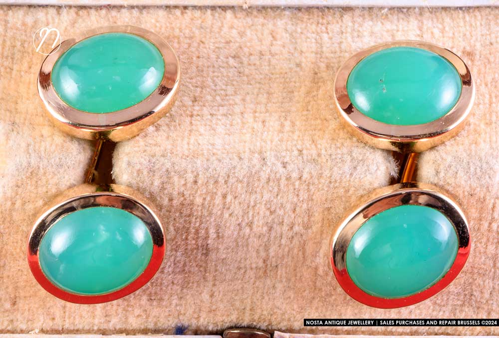 Pair of 18k yellow gold cufflinks set with 4 chrysoprases, from the early 20th century.