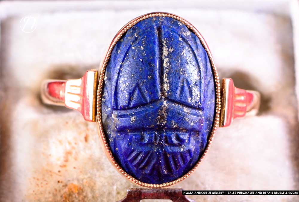 18k yellow gold ring set with a lapis lazuli in the shape of a scarab beetle, from the early 20th century.