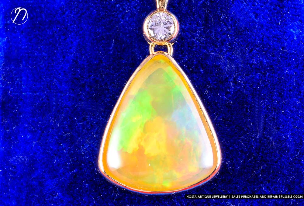 Pendant de cou en or jaune 18k serti d'une rare opale de Welo (4,05 carats) et d'un brillant.