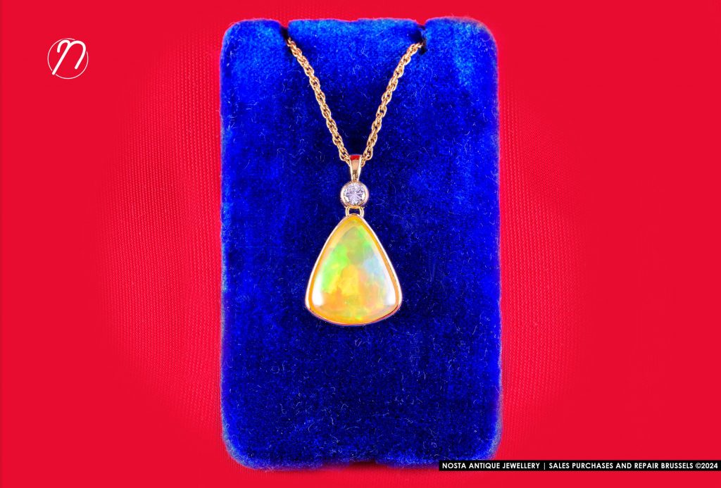 Pendant de cou en or jaune 18k serti d'une rare opale de Welo (4,05 carats) et d'un brillant.
