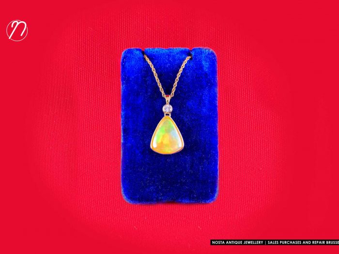 : Pendant de cou en or jaune 18k serti d'une rare opale de Welo (4,05 carats) et d'un brillant.