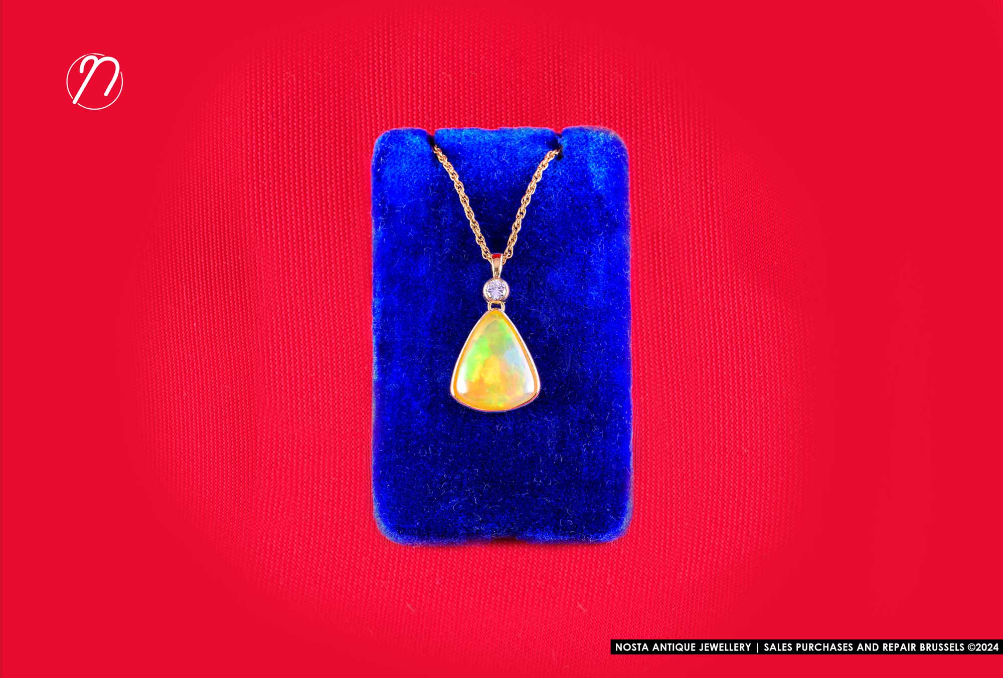 : Pendant de cou en or jaune 18k serti d'une rare opale de Welo (4,05 carats) et d'un brillant.