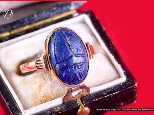 18k yellow gold ring set with a lapis lazuli in the shape of a scarab beetle, from the early 20th century.