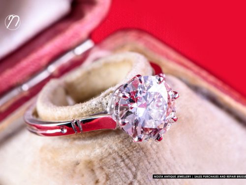 18k white gold ring set with a 1.08 carat old-cut diamond. Period: 1930.