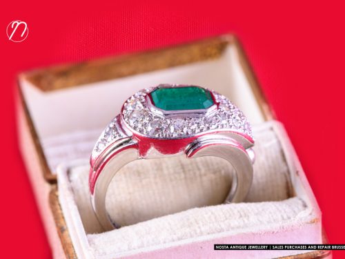 "Art Deco" platinum ring set with an emerald and old-cut diamonds. Period: 1930.