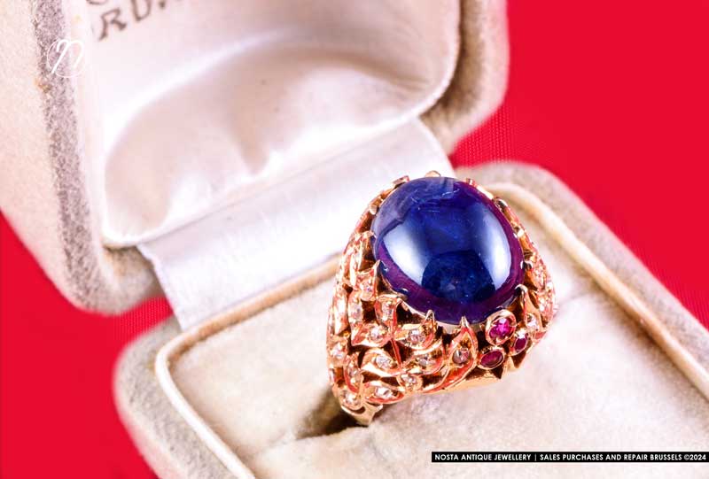 18k yellow gold ring set with a ‘cabochon’ sapphire, 20 diamonds, and 6 rubies